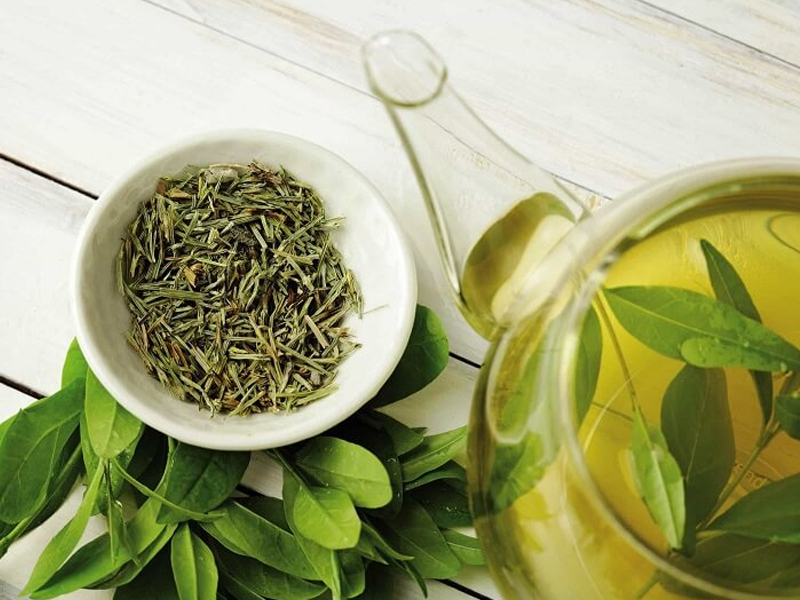 Sử dụng trà xanh để chườm lạnh làm giảm tình trạng mẩn ngứa