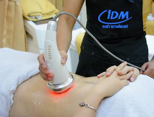 IDM luôn tận tình truyền đạt những kĩ năng sử dụng các thiết bị làm đẹp cho nhân viên tại các spa.
